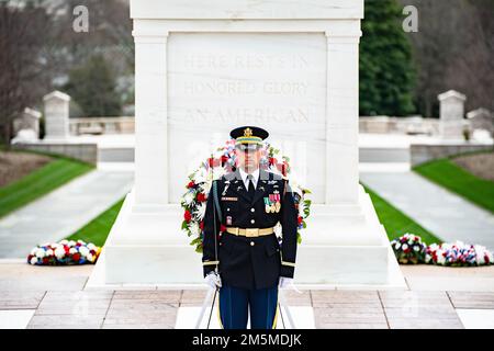 Mitglieder des Dienstes unterstützen eine Kranzbeweihung der Army mit voller Auszeichnung am Grab des unbekannten Soldaten auf dem Nationalfriedhof Arlington, Arlington, Virginia, am 25. März 2022. Der Kranz wurde von den Empfängern der Ehrenmedaille U.S. gelegt Army 1. LT. Brian Thacker und USA Marine Corps Col. (Ret.) Barney Barnum zu Ehren des Ehrentags. Stockfoto