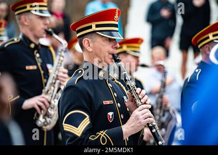 Mitglieder der USA Army Band, „Pershing's Own“ unterstützen eine Kranzbeweihung der Armee mit vollen Auszeichnungen am Grab des unbekannten Soldaten auf dem Nationalfriedhof Arlington, Arlington, Virginia, 25. März 2022. Der Kranz wurde von den Empfängern der Ehrenmedaille U.S. gelegt Army 1. LT. Brian Thacker und USA Marine Corps Col. (Ret.) Barney Barnum zu Ehren des Ehrentags. Stockfoto