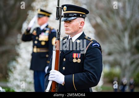 Mitglieder des Dienstes unterstützen eine Kranzbeweihung der Army mit voller Auszeichnung am Grab des unbekannten Soldaten auf dem Nationalfriedhof Arlington, Arlington, Virginia, am 25. März 2022. Der Kranz wurde von den Empfängern der Ehrenmedaille U.S. gelegt Army 1. LT. Brian Thacker und USA Marine Corps Col. (Ret.) Barney Barnum zu Ehren des Ehrentags. Stockfoto