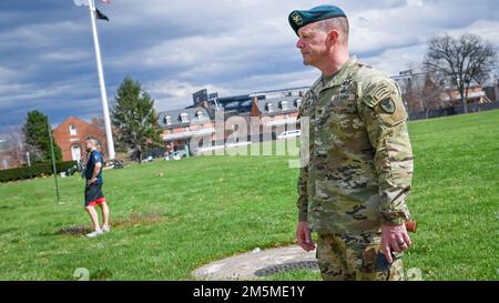 Inter-American Defense College Leadership veranstaltet am 25. März 2022 in Fort Lesley J. McNair, Washington, D.C., ein Kirschblütenfest 5k. Mitglieder und Familienmitglieder des InterAmerican Defense College, des InterAmerican Defense Board und anderer Partnerorganisationen nahmen an dem Rennen Teil. Stockfoto