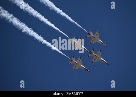 Die USAF Thunderbird führen Luftmanöver während der Wings Over Columbus 2022 Airshow am 25. März 2022 auf der Columbus Air Force Base, MS, durch. Die Thunderbirds demonstrieren nicht nur die Elitekenntnisse, die alle Piloten besitzen müssen, sondern auch die unglaublichen Fähigkeiten des besten multifunktionalen Kampfflugzeugs der Air Force, des F-16 Fighting Falcon. Stockfoto