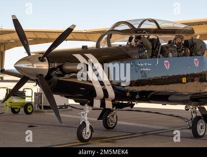 USA Air Force Oberst Craig Prather, 47. Flying Training Wing Commander, und Major General Craig Wills, 19. Air Force Commander, schließen das Dach der T-6 Texan II am Laughlin Air Force Base, Texas, am 25. März 2022. Das T-6 Texan II ist ein einmotoriges Flugzeug mit Propellerantrieb, das für die Pilotenausbildung verwendet wird. Stockfoto