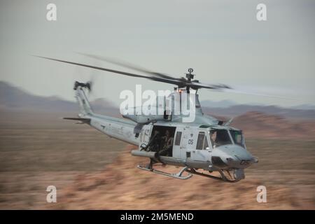 EIN US-AMERIKANISCHER Marinekorps UH-1Y Venom, zugewiesen zu Marine Aviation Waffen und Taktik Geschwader 1 (MAWTS-1), führt während des Waffen- und Taktiklehrers (WTI) Kurses 2-22, Near Chocolate Mountain Gunnery Range, Kalifornien, 25. März 2022, enge Luftunterstützung durch. WTI ist eine siebenwöchige Schulungsveranstaltung, die von MAWTS-1 veranstaltet wird und standardisierte taktische Schulungen und Zertifizierungen von Ausbildungslehrern für Einheiten zur Unterstützung der Ausbildung und Bereitschaft in der Marine Aviation bietet und bei der Entwicklung und dem Einsatz von Flugwaffen und -Taktiken hilft. Stockfoto