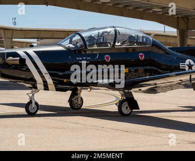 USA Air Force Oberst Craig Prather, 47. Flying Training Wing Commander, und Major General Craig Wills, 19. Air Force Commander, salutieren vor dem Start in der T-6 Texan II am Laughlin Air Force Base, Texas, am 25. März 2022. Der T-6 Texan II hat eine Höchstgeschwindigkeit von 206 mph und eine Reisegeschwindigkeit von 145 mph. Stockfoto