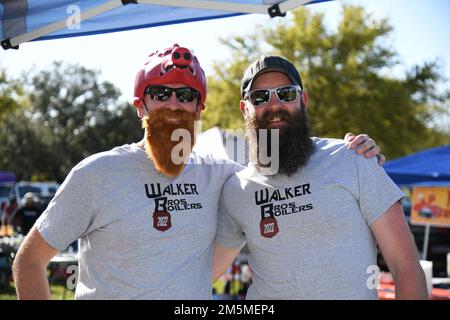 USA Oberstleutnant Whitney Walker, Kommandant der 85. Ingenieurinstandschaft und sein Bruder, USA Coast Guard pensionierte Electronics Technician 1. Class Wesley Walker, posiere für ein Foto während des jährlichen Crawfish Cook-Off 10. im Bay Breeze Event Center auf dem Keesler Air Force Base, Mississippi, 25. März 2022. Mehr als 20 Teams nahmen an der Veranstaltung Teil, und mehr als 1.500 kg Langusten wurden verteilt. Stockfoto