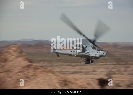 EIN US-AMERIKANISCHER Marinekorps AH-1Z Viper zugewiesen zu Marine Aviation Waffen und Taktik Geschwader Eins (MAWTS-1), führt während des Waffen- und Taktik-Lehrers (WTI) Kurs 2-22, nahe Chocolate Mountain Gunnery Range, Kalifornien, 25. März 2022. WTI ist eine siebenwöchige Schulungsveranstaltung, die von MAWTS-1 veranstaltet wird und standardisierte taktische Schulungen und Zertifizierungen von Ausbildungslehrern für Einheiten zur Unterstützung der Ausbildung und Bereitschaft in der Marine Aviation bietet und bei der Entwicklung und dem Einsatz von Flugwaffen und -Taktiken hilft. Stockfoto