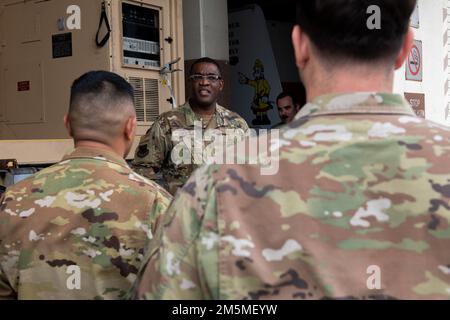 USA Air Force Chief Master Sgt. Wendell J. Snider, Zentrum, USA Forces Japan Senior Enlisted Leader, spricht mit den Luftwaffenleuten der 18. Aeromedical Evakuierungsschwadron am Kadena Luftwaffenstützpunkt, Japan, 25. März 2022. Snider traf sich mit den hochrangigen Anführern des Teams Kadena und besuchte die AES 18., das Kommunikationsgeschwader 18., das Sicherheitsgeschwader 18. und die Wartungsgruppe 18. Stockfoto