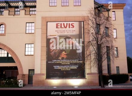 Los Angeles, Kalifornien, USA 22. Dezember 2022 Ein allgemeiner Blick auf die Atmosphäre von Elvis Billboard am 22. Dezember 2022 in Los Angeles, Kalifornien, USA. Foto: Barry King/Alamy Stock Photo Stockfoto