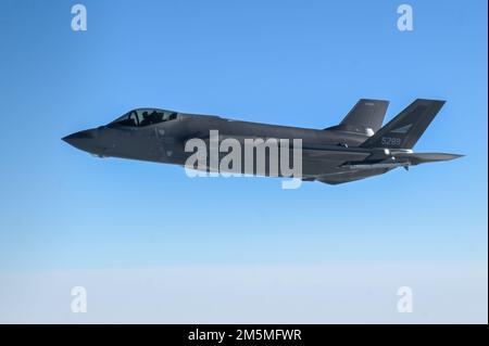 Eine norwegische Luftwaffe F-35 nimmt eine 52H Stratofestung auf, die der 69. Expeditionsbombenstaffel in RAF Fairford, England, im Rahmen der geplanten Bomber Task Force Europe Missionen vom 25. März 2022 zugeteilt wurde. Das Einsatzmodell der Bomber Task Force ist ein Routineeinsatz, der strategischen Bombergeschwadern die Möglichkeit gibt, sich in die USA zu integrieren Verbündete und Partner. Stockfoto