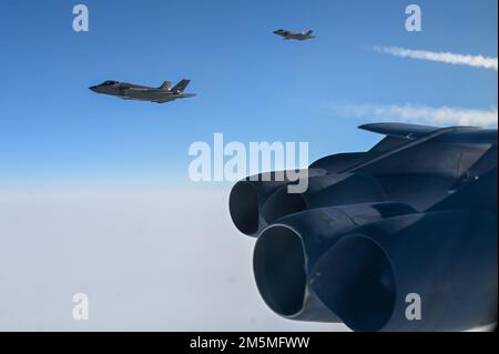 Eine B-52H Stratofortress, die der 69. Bombenstaffel in RAF Fairford, England, zugeteilt wurde, fliegt in Formation mit zwei norwegischen Air Force F-35s als Teil der geplanten Bomber Task Force Europe-Missionsreihe am 25. März 2022. Die EBS 69. flog nach Norwegen und Schweden, um sich mit norwegischen Kämpfern vertraut zu machen. Stockfoto