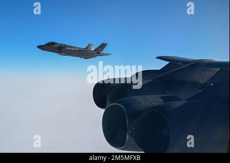 Eine B-52H Stratofortress, die der 69. Bombenstaffel bei der RAF Fairford, England, zugeteilt wurde, fliegt in Formation mit einer norwegischen Air Force F-35 als Teil der geplanten Bomber Task Force Europe Missionsreihe vom 25. März 2022. Während des Einsatzes der Bomber Task Force wurde die EBS 69. mit mehreren Verbündeten und Partnern integriert, um die Beziehungen zwischen den verschiedenen Nationen zu stärken. Stockfoto
