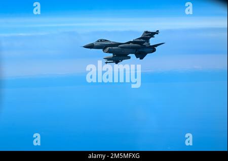 Ein schwedischer Air Force F-16 Gripon begleitet Eine B-52H Stratofestung, die der 69. Expeditionsbombenstaffel in RAF Fairford, England, im Rahmen der geplanten Bomber Task Force Europe-Missionsreihe am 25. März 2022 zugeteilt wurde. Die B-52s flog von Fairford nach Schweden und Norwegen, um sich in die USA zu integrieren Partner und Verbündete in Nordeuropa. Stockfoto