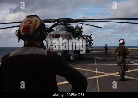 EIN US-AMERIKANISCHER Marine Corps CH-53E Super Hallion bereitet sich auf den Start vom Cockpit des Amphibienschiffes USS Arlington der Klasse San Antonio (LPD 24) vor, 25. März 2022. Die Kearsarge Amphibious Ready Group mit der an Bord gekommenen 22. Marine Expeditionary Unit befindet sich auf einem geplanten Einsatz im US-2.-Flottengebiet. Stockfoto