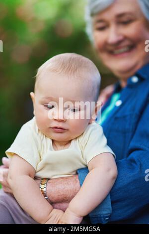 Gott sei Dank gibt es kleine Jungs. Ein kleiner Junge mit seiner Familie im Freien. Stockfoto