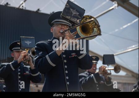 USA Air Force Airman 1. Class Evan Drumm, Mitglied der Band des Westens, spielt die Posaune während der Zeremonie des National Medal of Honor Museums am 25. März 2022 in Arlington, Texas. The Band of the West in Zusammenarbeit mit der Air National Guard Band of the Southwest, Mitgliedern der Band of Mid America und der USAF Heritage of America werden zusammengeführt, um die USAF Total Force Band zu schaffen, die Teil dieser bahnbrechenden Zeremonie werden soll. Stockfoto