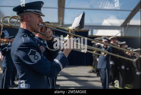 USA Air Force MSgt. Douglas Kost, Leiter der Abteilung „The Band of the West“, spielt die Posaune während der Zeremonie des National Medal of Honor Museum am 25. März 2022 in Arlington, Texas. The Band of the West in Zusammenarbeit mit der Air National Guard Band of the Southwest, Mitgliedern der Band of Mid America und der USAF Heritage of America werden zusammengeführt, um die USAF Total Force Band zu schaffen, die Teil dieser bahnbrechenden Zeremonie werden soll. Stockfoto