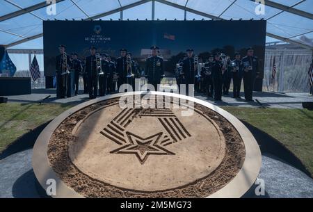 Die USA Air Force Band of the West spielt den Air Force Song, der die Zeremonie des National Medal of Honor Museums am 25. März 2022 in Arlington, Texas, beendet. The Band of the West in Zusammenarbeit mit der Air National Guard Band of the Southwest, Mitgliedern der Band of Mid America und der USAF Heritage of America werden zusammengeführt, um die USAF Total Force Band zu schaffen, die Teil dieser bahnbrechenden Zeremonie werden soll. Stockfoto