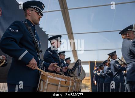 USA Air Force Airman 1. Class Austin Pierce, Band of the West Perkussionist, spielt während der Zeremonie des National Medal of Honor Museum am 25. März 2022 in Arlington, Texas, Schlagzeug. The Band of the West in Zusammenarbeit mit der Air National Guard Band of the Southwest, Mitgliedern der Band of Mid America und der USAF Heritage of America werden zusammengeführt, um die USAF Total Force Band zu schaffen, die Teil dieser bahnbrechenden Zeremonie werden soll. Stockfoto