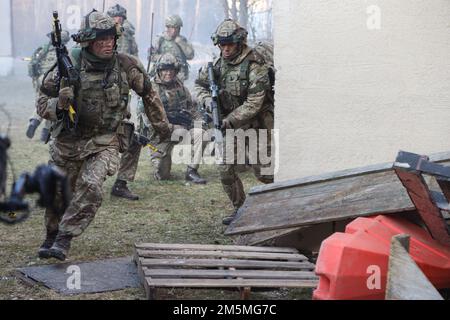 Britische Soldaten führen Bewegung als Team während der RMAS-Validierung (Royal Military Academy- Sandhurst) am Hohenfels Training Area, Joint multinational Readiness Center (JMRC) in Hohenfels, Deutschland, am 25. März 2022 durch. Dynamic Victory wird ab dem 9-27. März 2022 durchgeführt und soll die Eignung der Offizierskadetten zum Überleben und Kämpfen bei Feldeinsätzen vor der Inbetriebnahme in die britische Armee bewerten und bestätigen. Dabei handelt es sich um eine zügige Übung, die alle Phasen einer Einsatzoperation umfasst und die Führungsqualitäten und taktischen Fähigkeiten der Kadetten in einer Reihe von Aufgaben bewertet Stockfoto