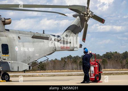 Die Royal Navy 'MOHAWK' Flight Crew, 814 Naval Air Squadron, die derzeit mit der Britischen Royal Navy Fregatte HMS Portland (F79) operiert, führt Wartungsarbeiten am Merlin Mk2 Helikopter in der Marine Corps Air Station (MCAS) Beaufort, S.C., am 25. März 2022 durch. Die Flugbesatzung hat ihren ursprünglichen Flugplan von Jacksonville, N.C. nach MCAS Beaufort umgeleitet und Flugplatzanlagen genutzt und routinemäßige Wartungsarbeiten durchgeführt. (USA Marinekorps Fotos von CPL. Aidan Parker) Stockfoto