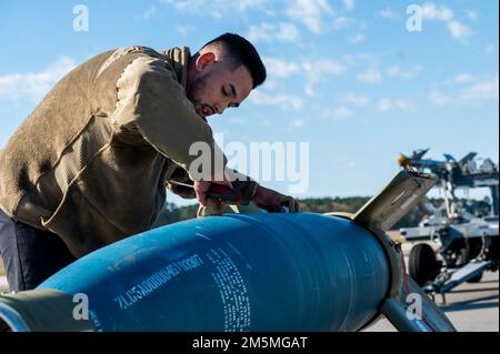 Ein Munitionsspezialist, der dem 4. Munitionsgeschwader zugeteilt ist, baut eine inerte Bombeneinheit während eines jährlichen Ladungswettkampfs auf dem Seymour Johnson Luftwaffenstützpunkt, North Carolina, am 25. März 2022 zusammen. Die Besatzungen waren dafür verantwortlich, dass die Munition sicher, einsatzfähig und richtig konfiguriert war. Stockfoto