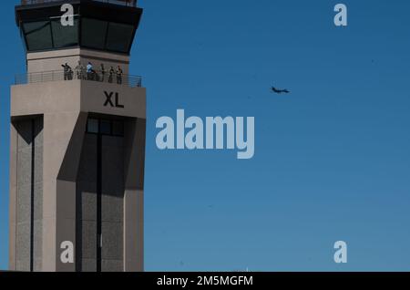 Ein B-1B Lancer vom Dyess Air Force Base, Texas, fliegt am 25. März 2022 über den Laughlin Air Force Base, Texas. Die B-1B Lancer ist ein schweres Bomberflugzeug mit interkontinentaler Reichweite. Stockfoto