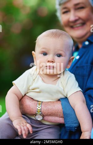 Es ist Oma-Zeit. Ein kleiner Junge, der Zeit mit seiner Großmutter im Freien verbringt. Stockfoto