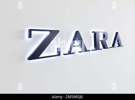 Eriwan, Armenien, 17. Dezember 2022:. Zara-Logo auf Zaras Laden im Einkaufszentrum. Zara ist ein spanisches Bekleidungsunternehmen Stockfoto