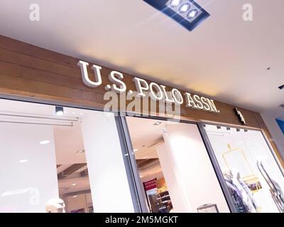 Eriwan, Armenien, 17. Dezember 2022: Schild des US POLO ASSN Stores. In der Mall findest du die U. S. Polo Assn. Firmenlogo. Stockfoto