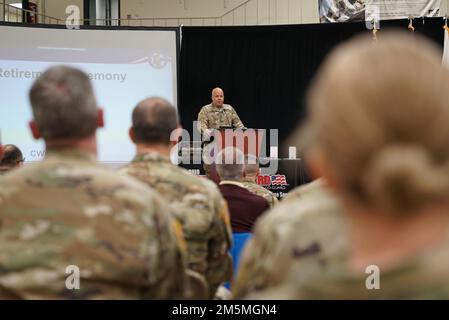 Generalmajor John C. Harris Jr., Adjutant General in Ohio, spricht während der Ruhestandszeremonie für Oberbefehlshaber 5 Jay K. Stuckman, ehemaliger Oberbefehlshaber des Staatsbefehlshabers der Ohio Army am 25. März 2022, im Generalmajor S. Beightler Armory in Columbus, Ohio. Stuckman diente mehr als 37 Jahre in der Ohio ARNG, darunter neun Jahre als oberster Haftbefehl des Staates. Stockfoto