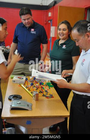 Von links, West Point CDT. Sgt. Vivian Tsai und John Greenheck, Vanessa Navarro und Thad Fukushiga, Army Corps of Engineers, Los Angeles District, untersuchen Modellbrücken, die von STEM- und JROTC-Schülern der Stephen White Middle School, 25. März 2022, in Carson, Kalifornien, gebaut wurden. Ein Team von Freiwilligen aus dem Bezirk nahm an der Veranstaltung „West Point Leadership Ethics and Diversity in MINT“ der Militärakademie Teil, um das Bewusstsein für Wissenschaft, Technologie, Ingenieurwesen, Kunst und Mathematik zu schärfen. Stockfoto