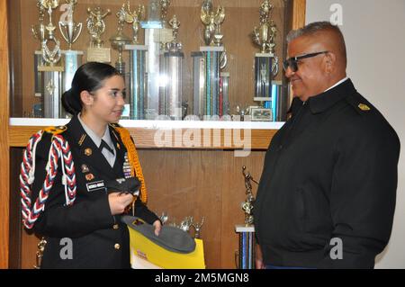 JROTC-Kadett Oberst Jessica MacDonald-Gonzalez, 17, Befehlshaber des Wikingerbataillons von James Monroe und OBERST DES STADTBEZIRKS LA Unified School District, erhält Weisungen vom pensionierten Kommandanten. Major Arturo Ramos Martinez, JROTC-Ausbilder, der seiner Gemeinde weiterhin dient, am 25. März 2022 in Carson, Kalifornien. Freiwillige des Army Corps of Engineers im Los Angeles District nahmen in den USA Teil Veranstaltung der Militärakademie „West Point Leadership Ethics and Diversity in MINT“ zur Sensibilisierung für Wissenschaft, Technologie, Ingenieurwesen, Kunst und Mathematik. Stockfoto