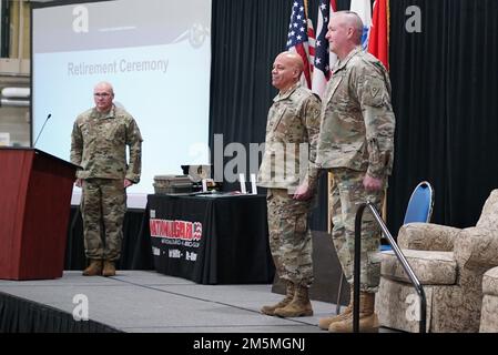 Generalmajor John C. Harris Jr. (links), Adjutant General in Ohio und Oberbefehlshaber 5 Jay K. Stuckman, ehemaliger Oberbefehlshaber des Staatsbefehlshabers der Ohio Army, stehen während Stuckmans Ruhestandszeremonie am 25. März 2022 in der Generalmajor S. Beightler Armory in Columbus, Ohio, zur Verfügung. Stuckman diente mehr als 37 Jahre in der Ohio ARNG, darunter neun Jahre als oberster Haftbefehl des Staates. Stockfoto