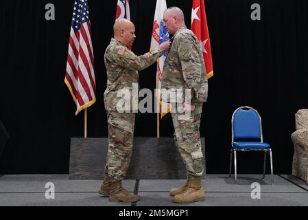 Generalmajor John C. Harris Jr. (links), Adjutant General in Ohio, verleiht Chief Warrant Officer 5 Jay K. Stuckman, ehemaliger Oberbefehlshaber der Staatsgarde Ohio, die Medaille des Meritorious Service während Stuckmans Ruhestandszeremonie am 25. März 2022, in der Generalmajor S. Beightler Armory in Columbus, Ohio. Stuckman diente mehr als 37 Jahre in der Ohio ARNG, darunter neun Jahre als oberster Haftbefehl des Staates. Stockfoto