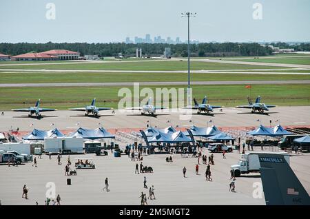 Eine Reihe von F/A-18E Super Hornets, die den Blue Angels zugeteilt wurden, parkt auf der Fluglinie am MacDill Air Force Base, Florida, 25. März 2022. Das Tampa Bay AirFest wurde von den Blue Angels dominiert, wo schätzungsweise 185.000 Mitglieder verschiedene militärische und zivile Flugzeugausstellungen beobachteten. Stockfoto