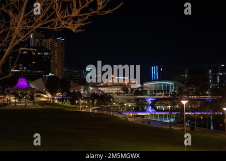 Ein Nachtsicht auf die beleuchtete Brücke und Gebäude am Fluss Torrens in Adelaide Stockfoto