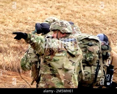 Schüler des Fort McCoy Cold-Weather Operations Course (CWOC) Klasse 22-06 nehmen am 25. März 2022 an der Schulung South Post in Fort McCoy, Wisconsin, Teil. Hunderte von Servicemitarbeitern aus verschiedenen Services, die im Kurs von 2021 bis 2022 geschult wurden. Während des CWOC absolvieren die Schüler während des gesamten Postens Schneeschuhwanderungen und Skifahren in Trainingsbereichen. Insgesamt absolvierten die Schüler während des Trainings fast 40 Kilometer Marschen. Sie lernen auch, wie man Ahkio-Schlitten einpackt und verwendet, um Ausrüstung zu tragen und zu bewegen, und sie üben intensiv im Bau des arktischen 10-Personen-Zelts für kaltes Wetter sowie improvisierten Unterkünften wovor Stockfoto