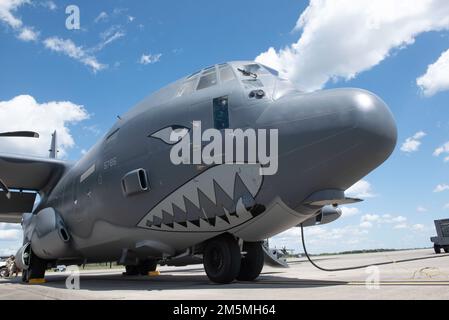 HC-130J Combat King II 13-5785 steht nach der Ankunft am Luftwaffenstützpunkt Moody, Georgia, am 25. März 2022 auf der Fluglinie. HC-130J 13-5785 wurde als Flaggschiff des 23. Flügels gewidmet und mit den Zähnen und Augen der Flying Tigers bemalt. Stockfoto