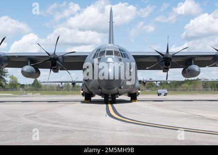 HC-130J Combat King II 13-5785 erwartet die Bodencrew nach der Landung auf dem Luftwaffenstützpunkt Moody, Georgia, 25. März 2022. Nachdem die HC-130J 13-5785 als Flagship-Schiffe des 23. Flügels gewidmet war, wurde sie als „Walhai“ bezeichnet. Stockfoto