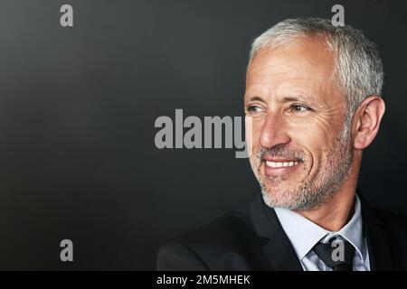 Was es bedeutet, weißer Kragen zu sein. Ein hübscher reifer Geschäftsmann in Corporate Kleidung. Stockfoto