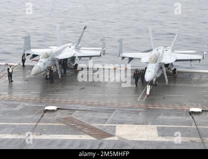 Matrosen, die der USS Gerald R. Ford (CVN 78) und Carrier Air Wing (CVW) 8 zugeteilt sind, inspizieren F/A-18 Super Hornets, angeschlossen an CVW 8, auf dem Cockpit, 25. März 2022. Im Atlantik führt Ford derzeit die Zertifizierung von Cockpit und die Qualifizierung von Flugzeugflügelfluggesellschaften im Rahmen der Grundphase der maßgeschneiderten Schiffe vor dem Einsatz durch. Stockfoto