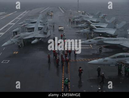 Matrosen, die der USS Gerald R. Ford (CVN 78) und Carrier Air Wing (CVW) 8 zugewiesen wurden, bereiten sich auf den Flugbetrieb vor, 25. März 2022. Im Atlantik führt Ford derzeit die Zertifizierung von Cockpit und die Qualifizierung von Flugzeugflügelfluggesellschaften im Rahmen der Grundphase der maßgeschneiderten Schiffe vor dem Einsatz durch. Stockfoto