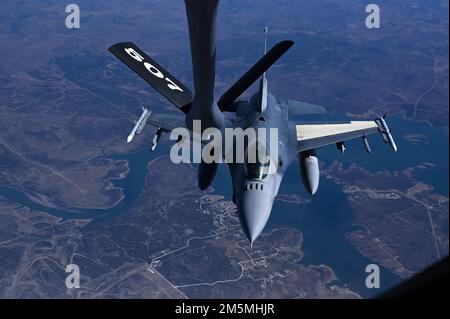 Eine F-16 aus dem 301. Kampfflügel, Joint Reserve Base Fort Worth, Texas, bereitet sich auf die Lieferung von Treibstoff von einem KC-135 Stratotanker aus dem 507. Air Tanken Flügel am 25. März 2022 auf der Tinker Air Force Base, Oklahoma, vor. Stockfoto