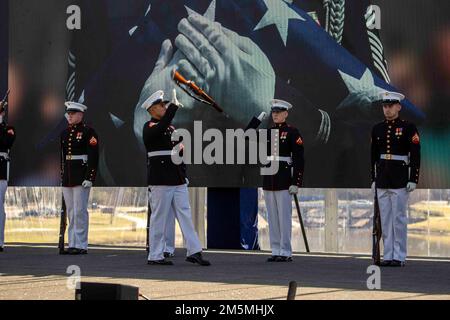 Marines mit dem Silent Drill Platoon führen ihre „Gewehrinspektion“ während der bahnbrechenden National Medal of Honor Museum in Arlington, Texas, am 25. März 2022 durch. Das Museum zeigt die Geschichten der Empfänger der Medaille, die an Mitglieder des Dienstes verliehen wird, die in Aktion Galanterie, Heldentum und das Risiko des Verlusts von Leben über den Ruf der Pflicht hinaus zeigen. Stockfoto