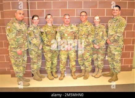 Master Sgt. Richard Fryar, 319. Expeditionssignalbattalion, Sergeant Major, Major Erin Gorham, 319. ESB, Heckeinheit, ehemaliger Commander, LT. Oberst Stephanie Lee, eingehender 319. ESB-Commander, Oberst Eric Rahman, 505. Theater Tactical Signal Brigade Commander, Kommandoleiter Major Jim Milligan, 505. TSB Kommandooffizier LT. Oberst Carey McCroskey, 98. BN Commander, und LT. Oberst Joshua Fields, eingehender 98. ESB Commander, nahmen am Scorpion Brigade Leader Workshop Teil, 24.-27. März 2022. Der 505. TTSB wird eingesetzt, um Missionsbefehle auszuführen und Netzwerkplanung und -Technik bereitzustellen Stockfoto