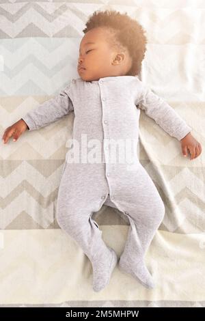 Gute Nacht, Schlaf gut. Hochwinkelaufnahme eines kleinen Jungen, der auf einem Bett schläft. Stockfoto