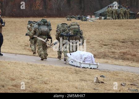 Schüler des Fort McCoy Cold-Weather Operations Course (CWOC) Klasse 22-06 nehmen am 25. März 2022 an der Schulung South Post in Fort McCoy, Wisconsin, Teil. Hunderte von Servicemitarbeitern aus verschiedenen Services, die im Kurs von 2021 bis 2022 geschult wurden. Während des CWOC absolvieren die Schüler während des gesamten Postens Schneeschuhwanderungen und Skifahren in Trainingsbereichen. Insgesamt absolvierten die Schüler während des Trainings fast 40 Kilometer Marschen. Sie lernen auch, wie man Ahkio-Schlitten einpackt und verwendet, um Ausrüstung zu tragen und zu bewegen, und sie üben intensiv im Bau des arktischen 10-Personen-Zelts für kaltes Wetter sowie improvisierten Unterkünften wovor Stockfoto