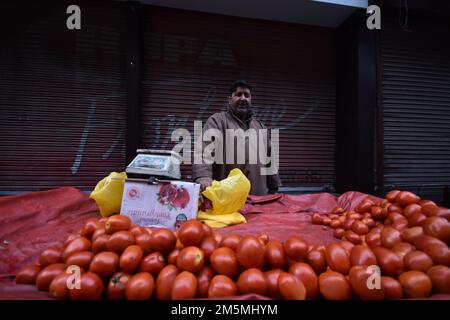 Srinagar, Jammu Und Kaschmir, Indien. 29. Dezember 2022. Ein Anbieter, der Obst verkauft, wartet auf den Straßen von Srinagar an einem kalten Wintertag in Summer Captial of Indian am 29. Dezember 2022 unter der Verwaltung von Kaschmir. (Kreditbild: © Mubashir Hassan/Pacific Press via ZUMA Press Wire) Stockfoto