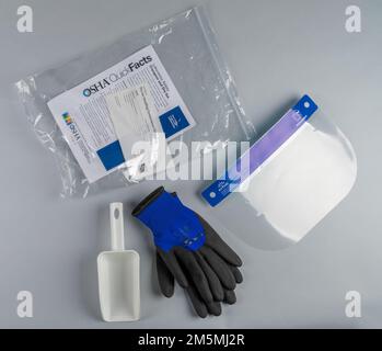 Überschrift: Dry Ice Handling Kit Dies ist ein Dry Ice Handling Convenience Kit, Artikel 1181526, hergestellt von McKesson Medical-Surgical. Dieses Set wurde entwickelt, um die sichere Handhabung des Trockeneises, mit dem der COVID-Impfstoff auf der richtigen Temperatur gehalten wird, durch das örtliche Personal zu gewährleisten. [NMHM 2021.0006.06] Beschreibung: 2021.0006.06 (Offenlegung: Dieses Bild wurde zugeschnitten, um das Thema hervorzuheben.) (Nationales Museum für Gesundheit und Medizin Foto von Ian Herbst) Stockfoto