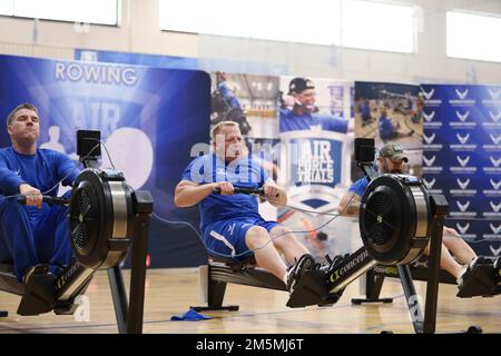 Während der Air Force Trials auf der Joint Base San Antonio-Randolph, Texas, nahmen Krieger am Ruderwettbewerb Teil. Athleten haben um einen Platz im Air Force Team gekämpft, das im August bei den Warrior Games des Verteidigungsministeriums 2022 antreten wird. Stockfoto